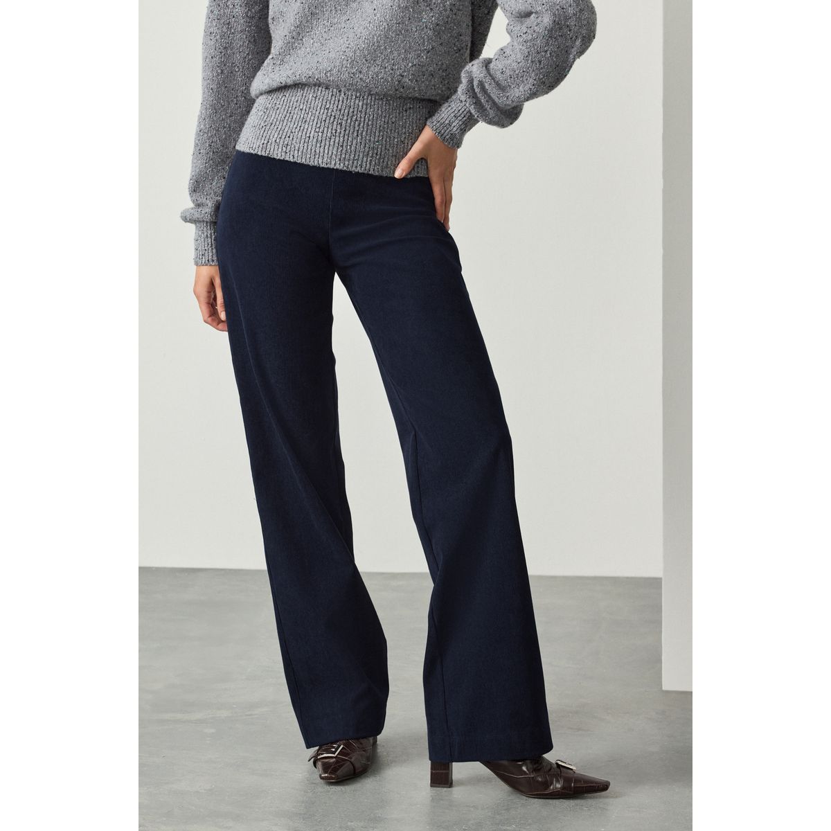 Pantalon large en velours côtelé lissant bleu marine, NEXT