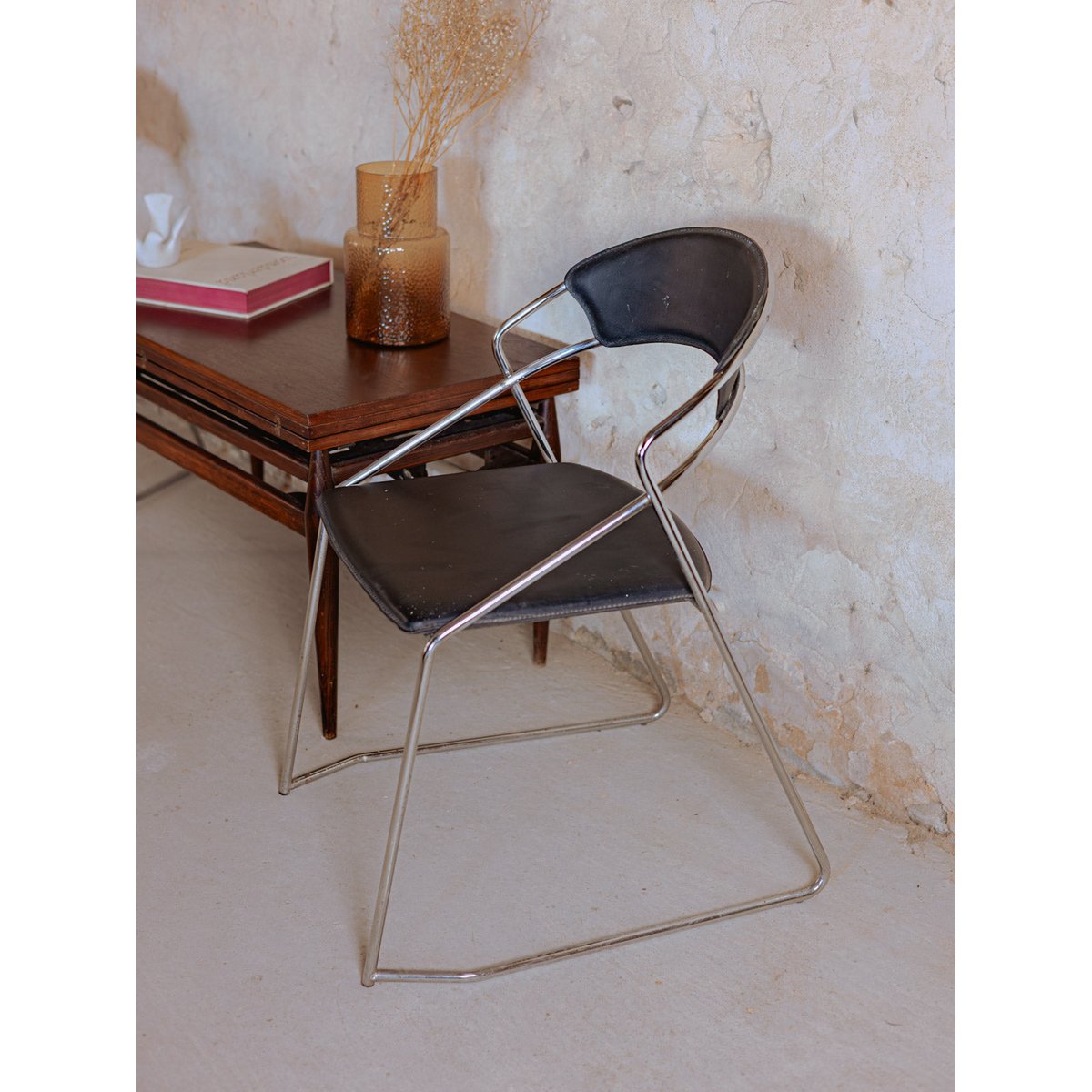 Paire de chaises en cuir noir Alma N°1432 - Bon état noir, DEBONGOUT