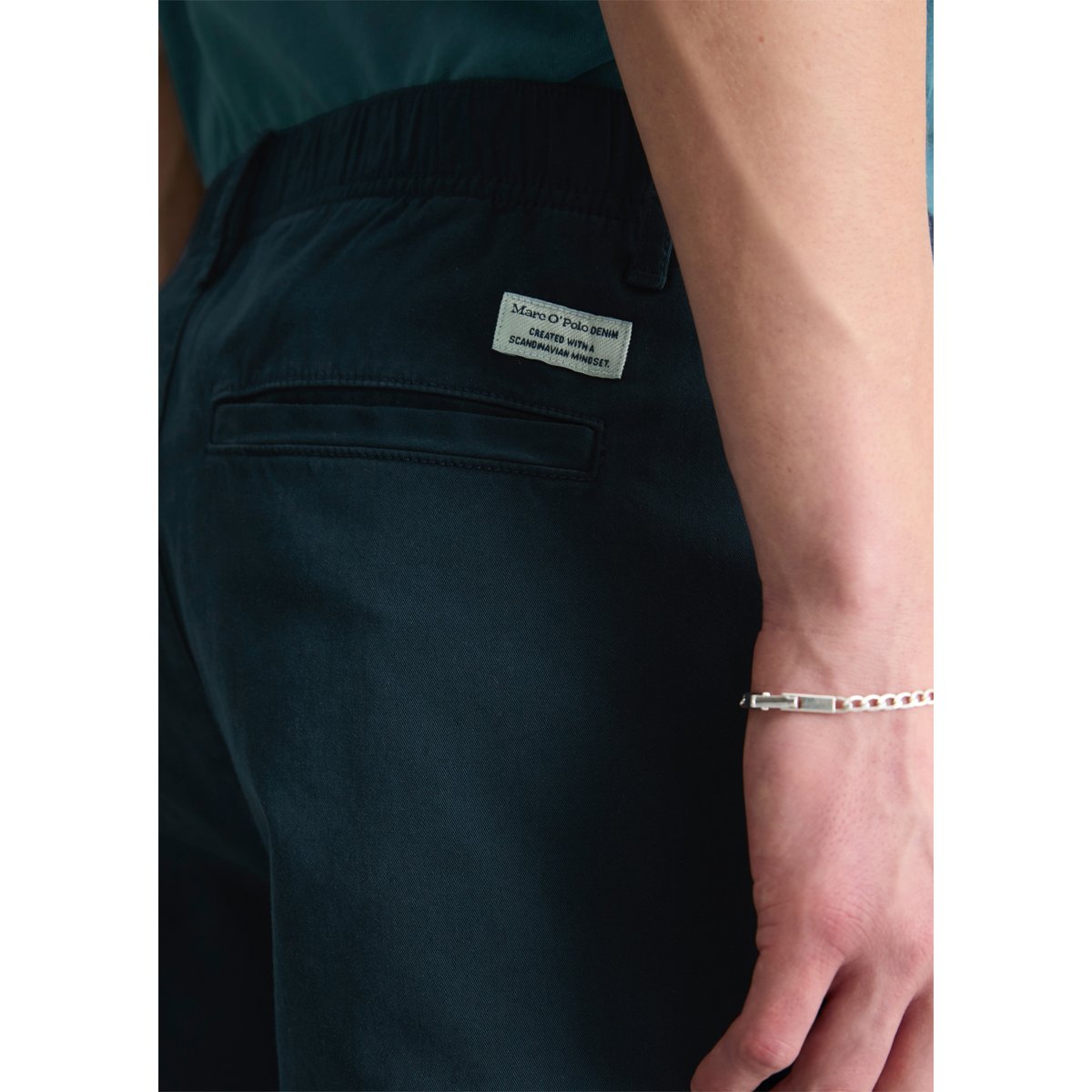 Chino modèle Anders regular en coton bio mélangé bleu foncé, MARC O’POLO DENIM