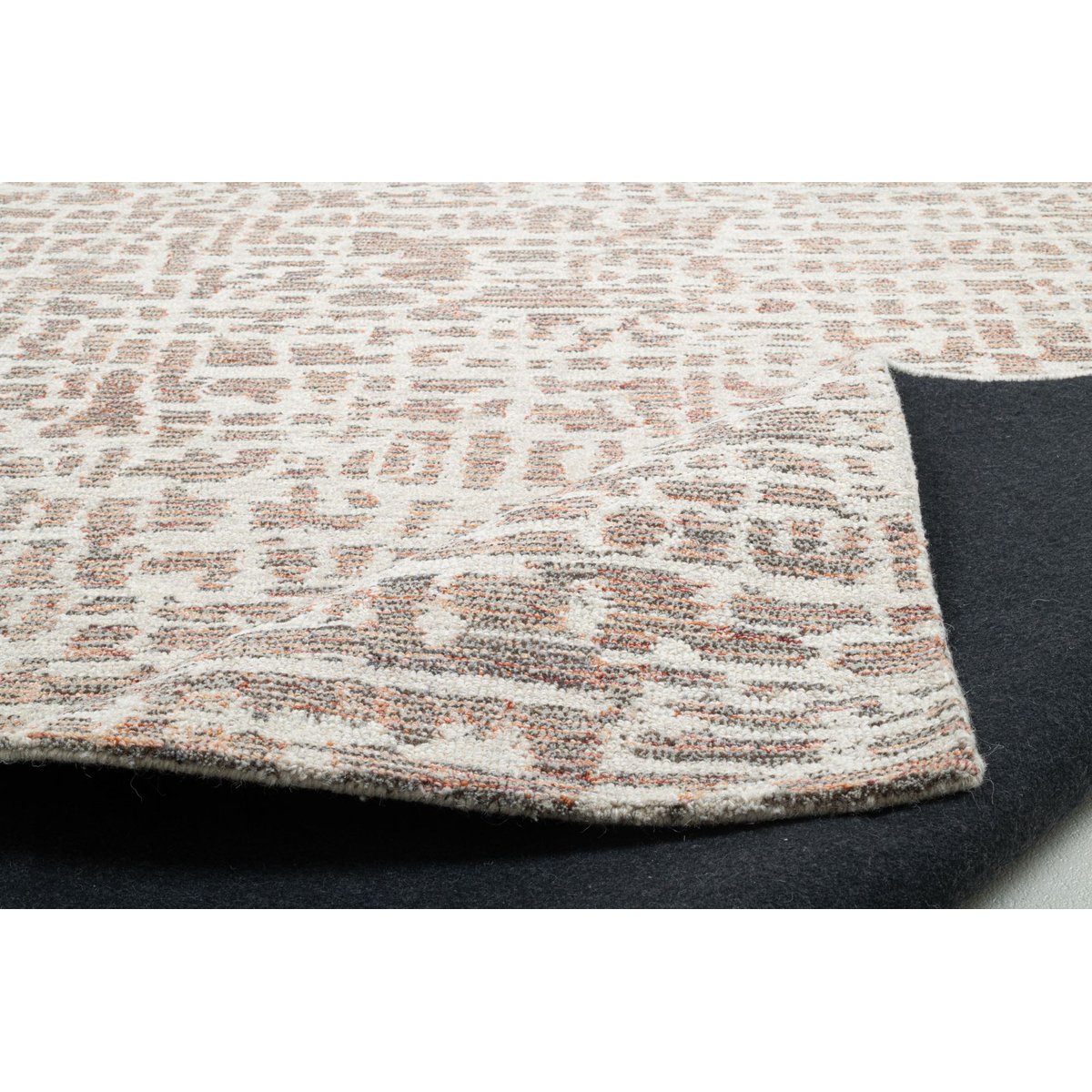 Tapis tufté main en laine vierge et viscose argent, THEKO