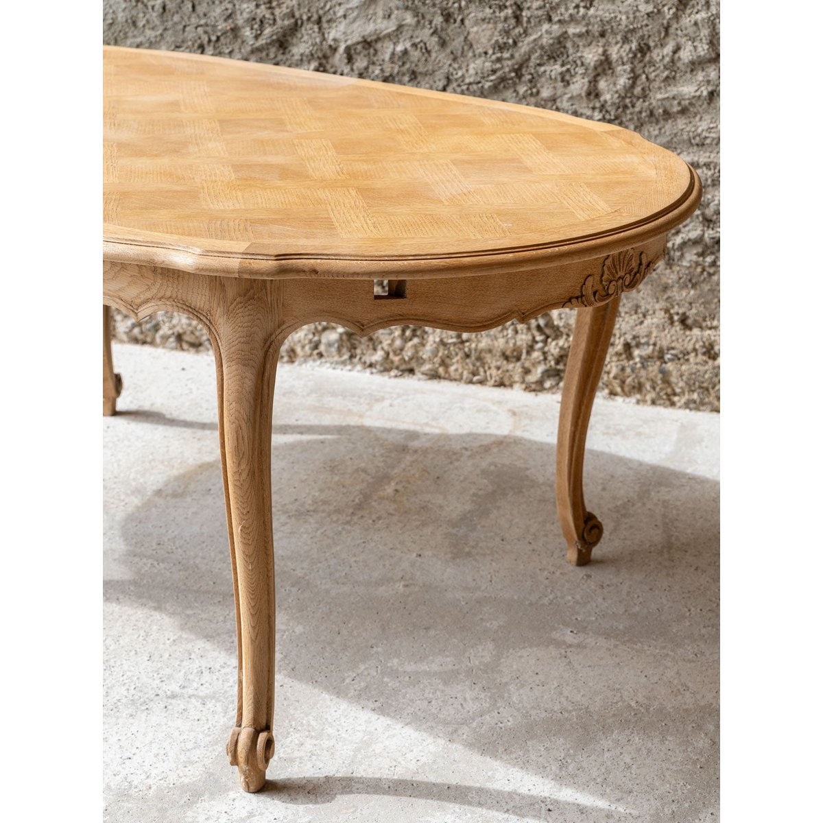 Table à manger en bois massif et son plateau en marqueterie Romy N°1547 - Bon état bois clair, DEBONGOUT