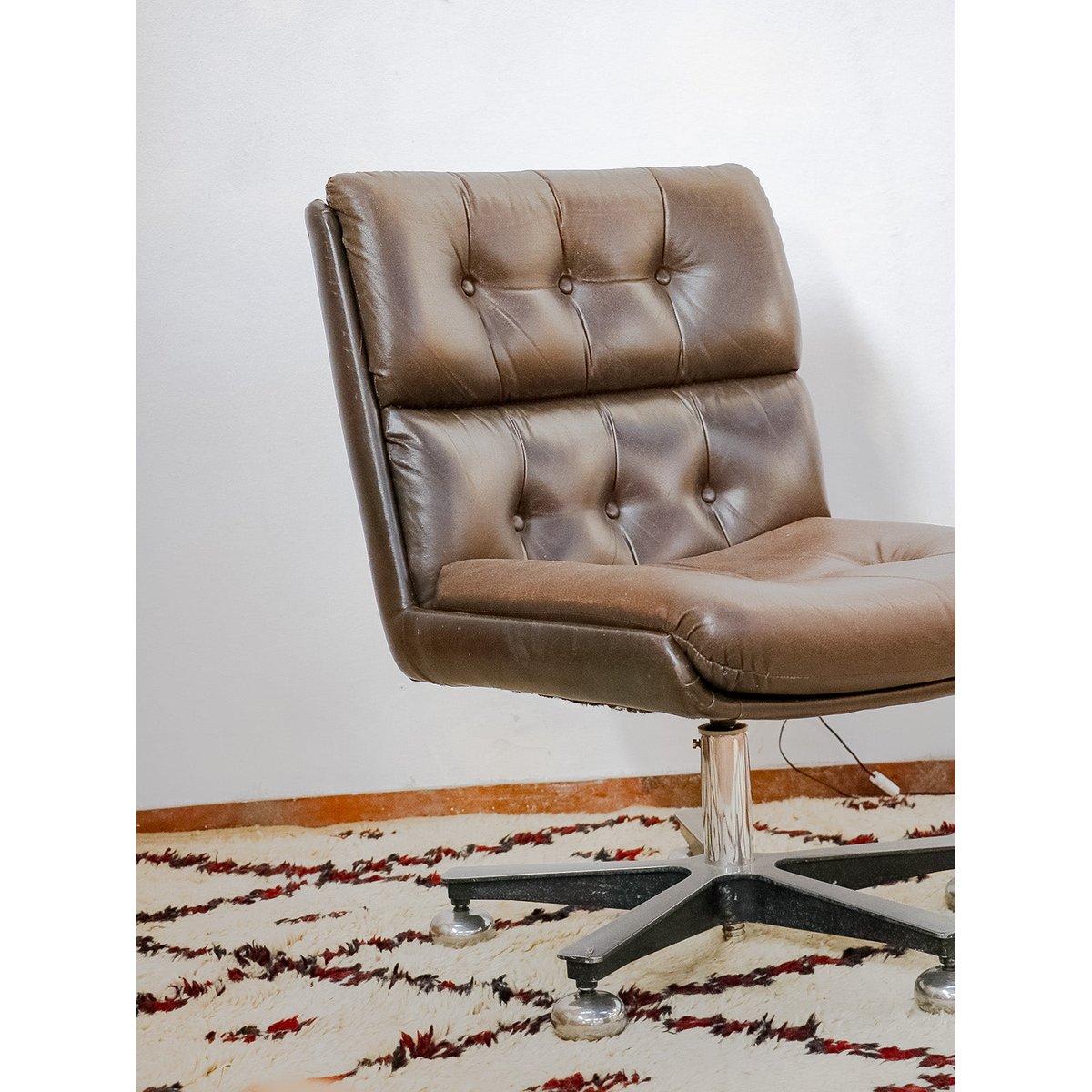 Fauteuil en simili cuir Jakob N°841 - Bon état marron, DEBONGOUT