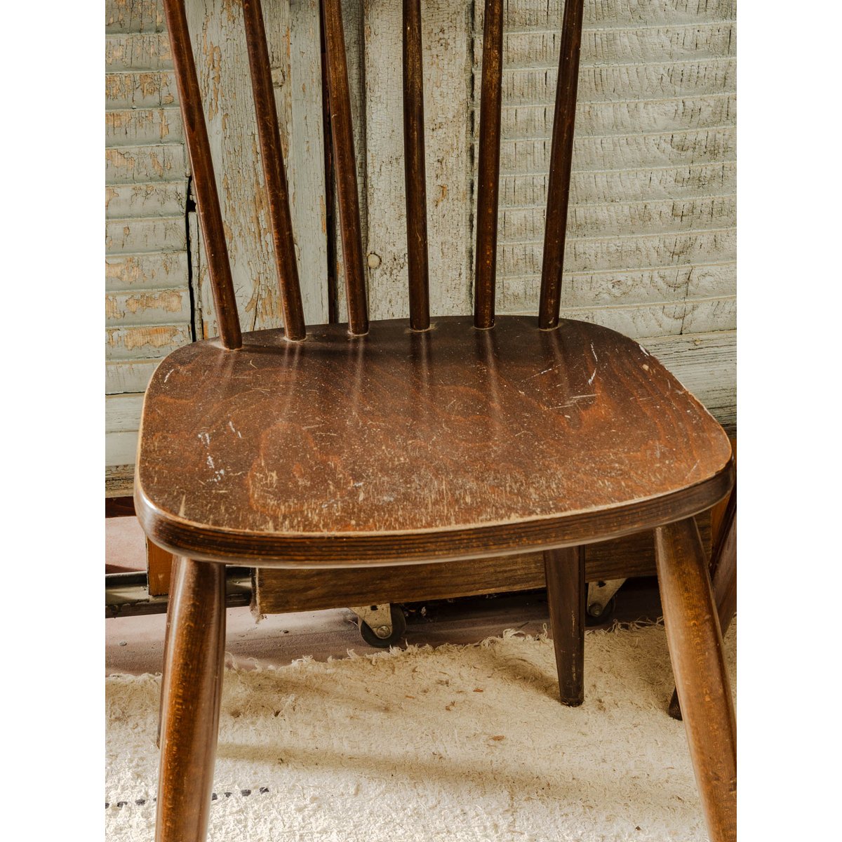 Lot de 3 chaises en bois Claude N°1566 - Bon état bois foncé, DEBONGOUT