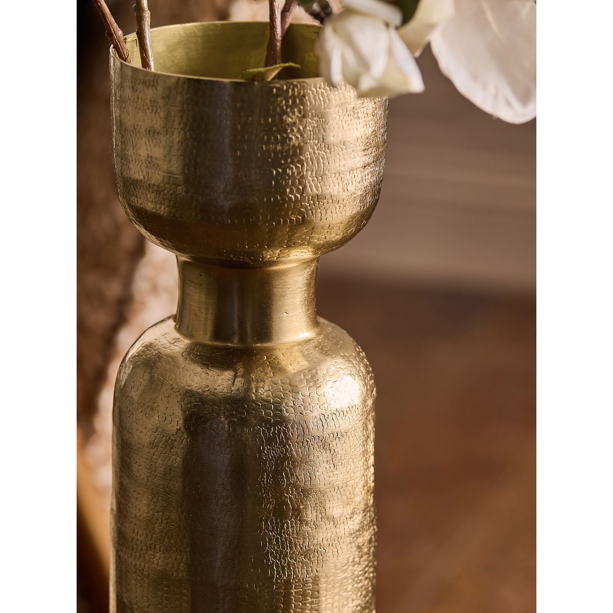 Vase texturé en métal martelé doré, NEXT