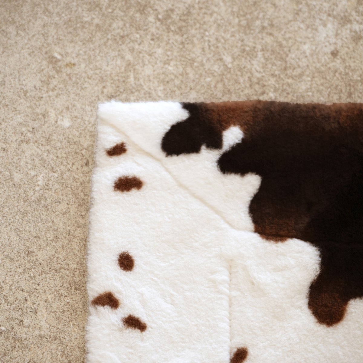Plaid doux à motif peau de vache avec dos en velours - QABANE marron foncé, HOME MAISON