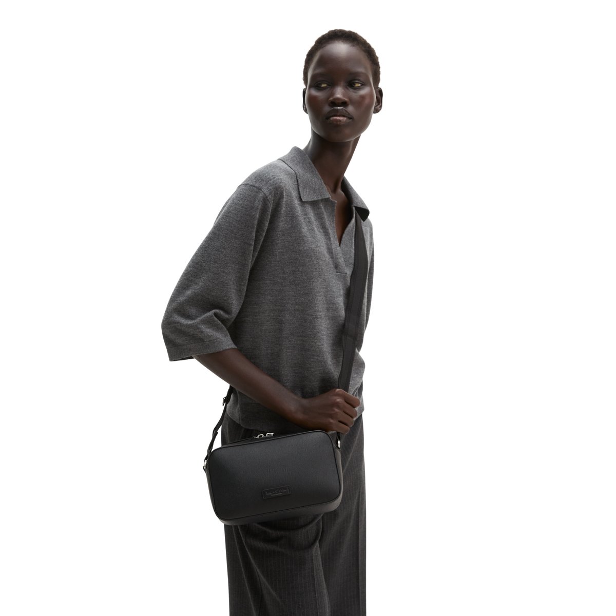 Sac à bandoulière modèle Villar small fabriqué à partir d'un substitut de cuir en polyester recyclé noir, MARC O'POLO
