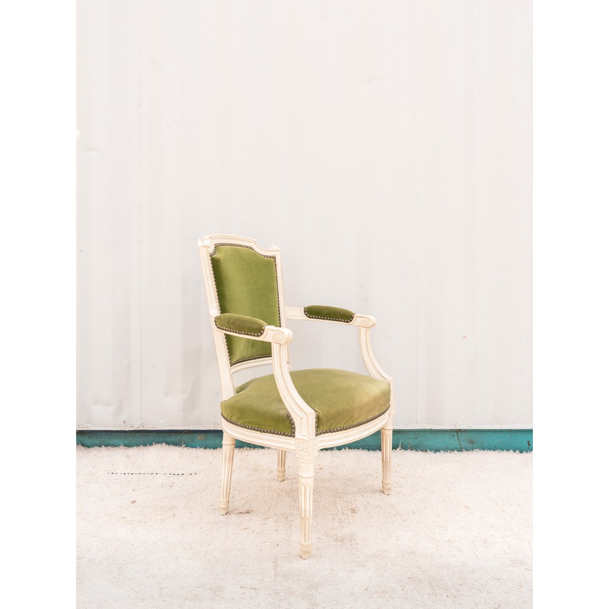 Fauteuil en bois et velours vert Ernest N°1060 - Bon état beige, DEBONGOUT