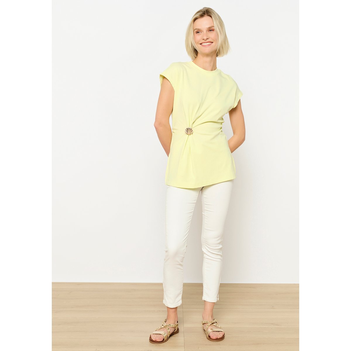 T-shirt détail broche jaune pastel, LOLALIZA