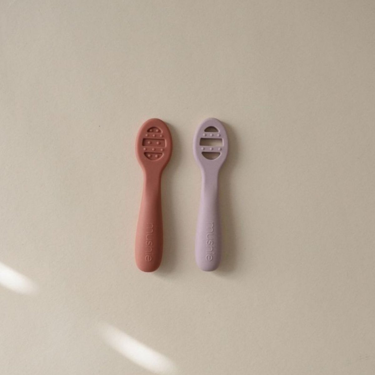 Lot de 2 cuillères d'apprentissage rose, violet, MUSHIE