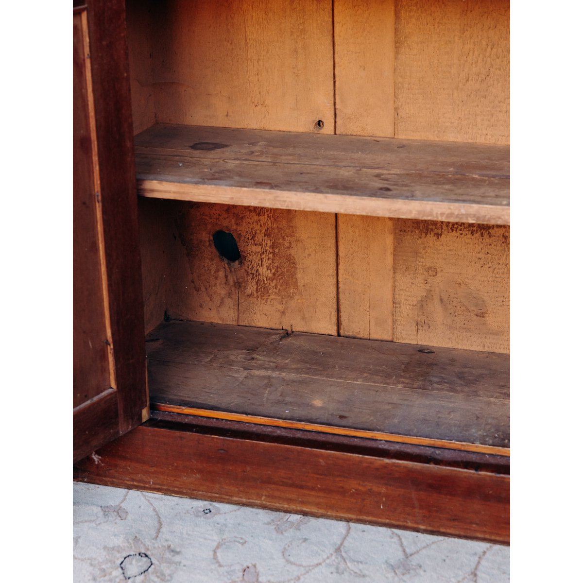 Buffet fin en bois foncé Gilbert N°605 - Bon état bois foncé, DEBONGOUT