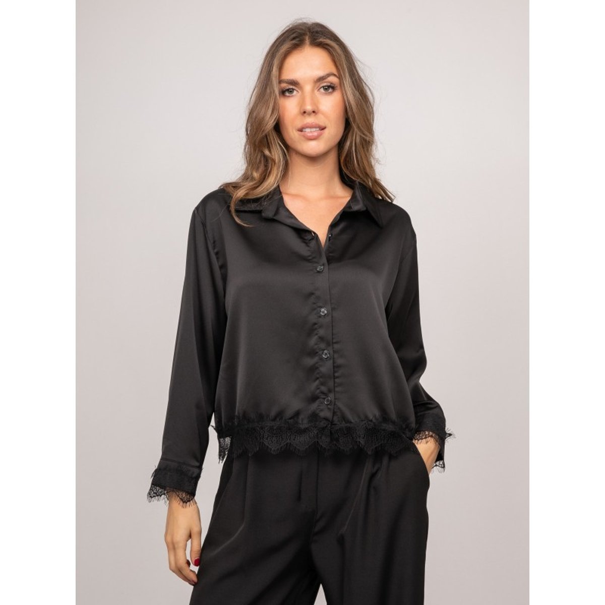Chemise Courte En Satin Bordée De Dentelle Olenka noir, DONA LISA