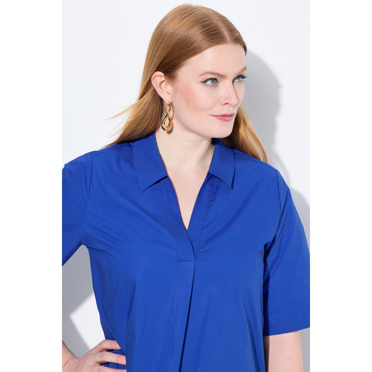 Blouse à manches courtes. Col polo à pli bleu cobalt, ULLA POPKEN