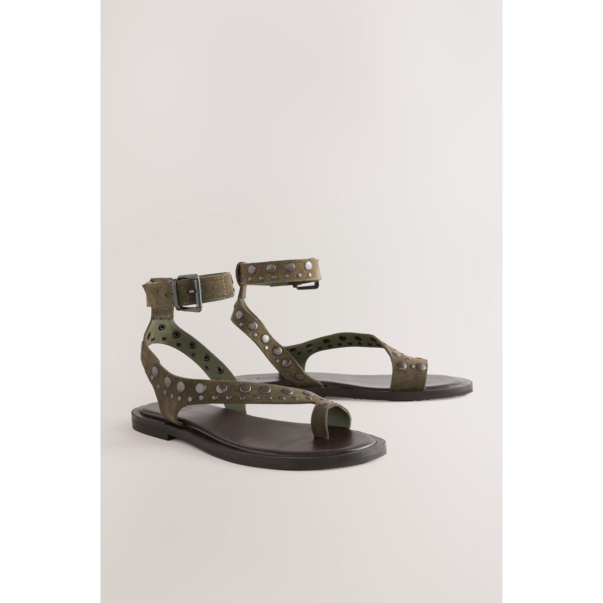 Sandales cloutées avec boucle à l'orteil daim vert kaki, NEXT
