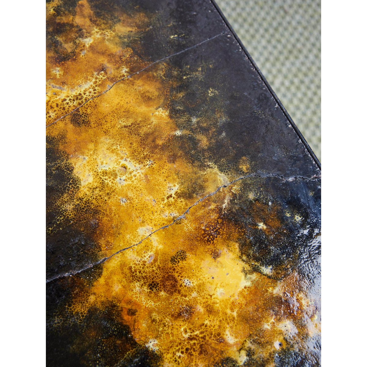 Table basse en pierre de lave Donna N°1103 - Bon état bois clair, DEBONGOUT