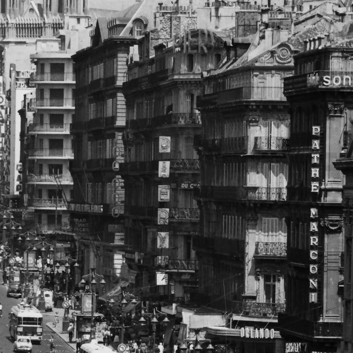 Affiche Marseille - La Canebiere, Scène de vie en 1960 affiche + cadre en bois - noir, HEXOA