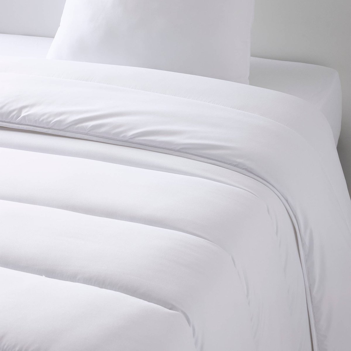 Couette microfibre, 220x240cm, 100% polyester blanc, MONOPRIX