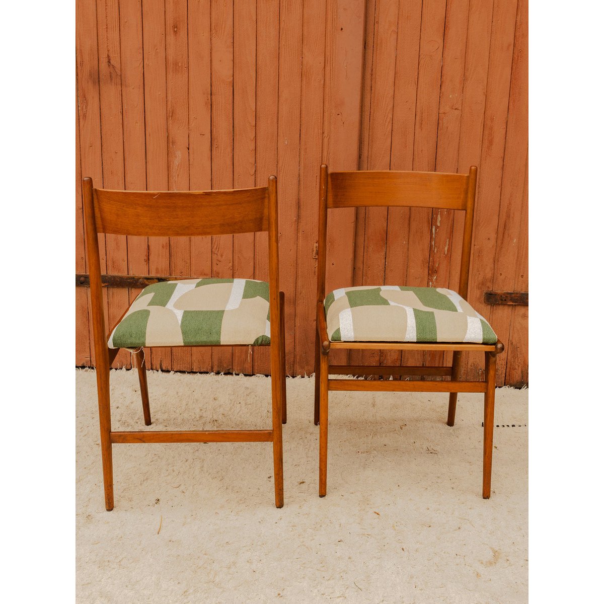 Lot de 4 chaises en bois et tissu Alma N°2077 - Bon état bois foncé, DEBONGOUT