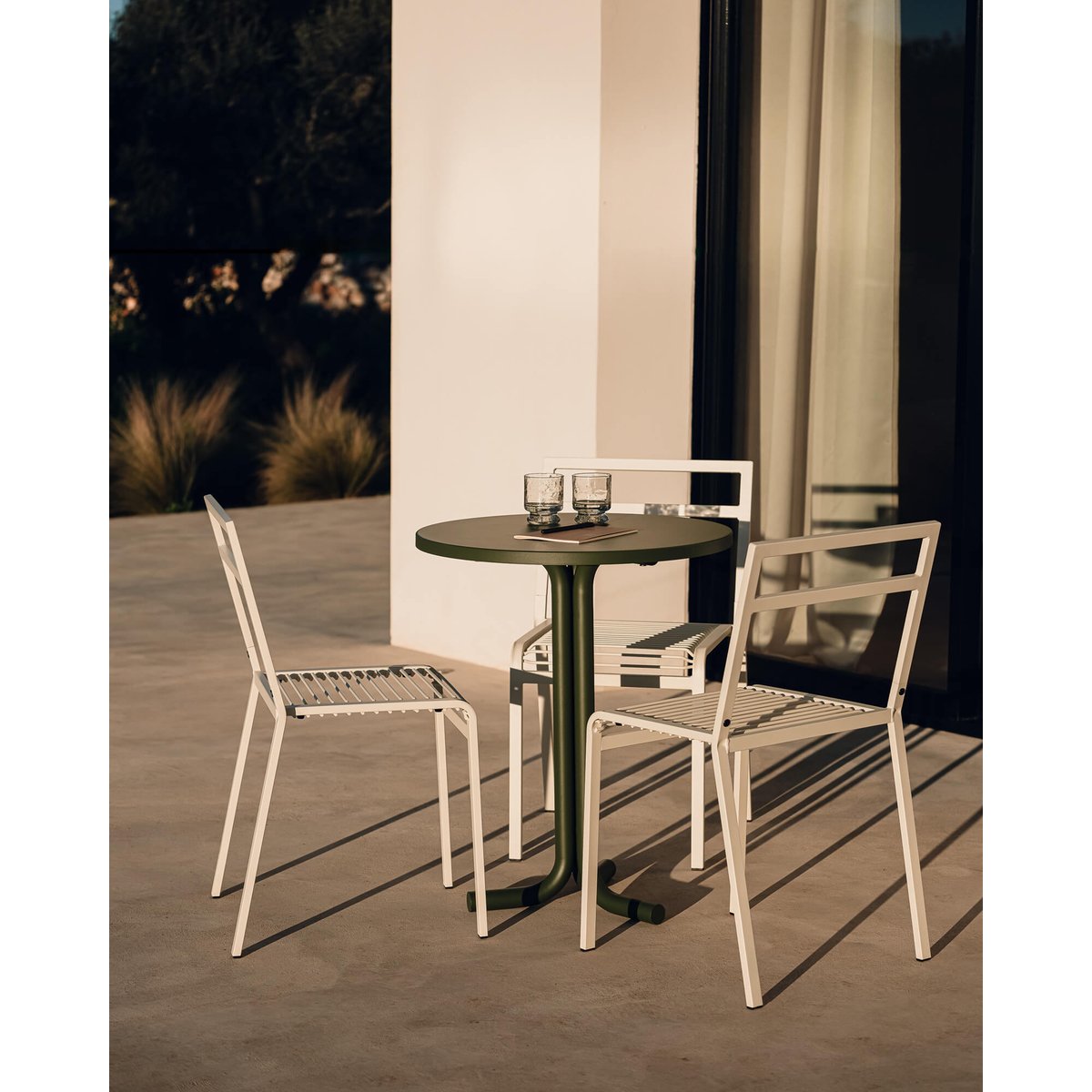Chaise Oto - métal extérieur, légère et durable vert forêt, marron cacao, NOO.MA