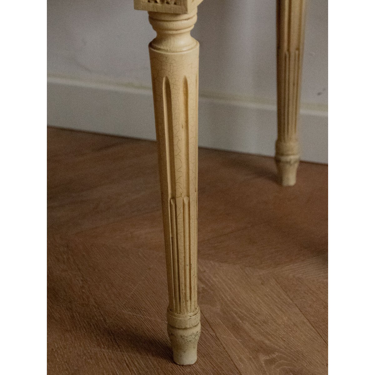 Table basse aux pieds sculptés Léonie N°487 - Bon état beige, DEBONGOUT
