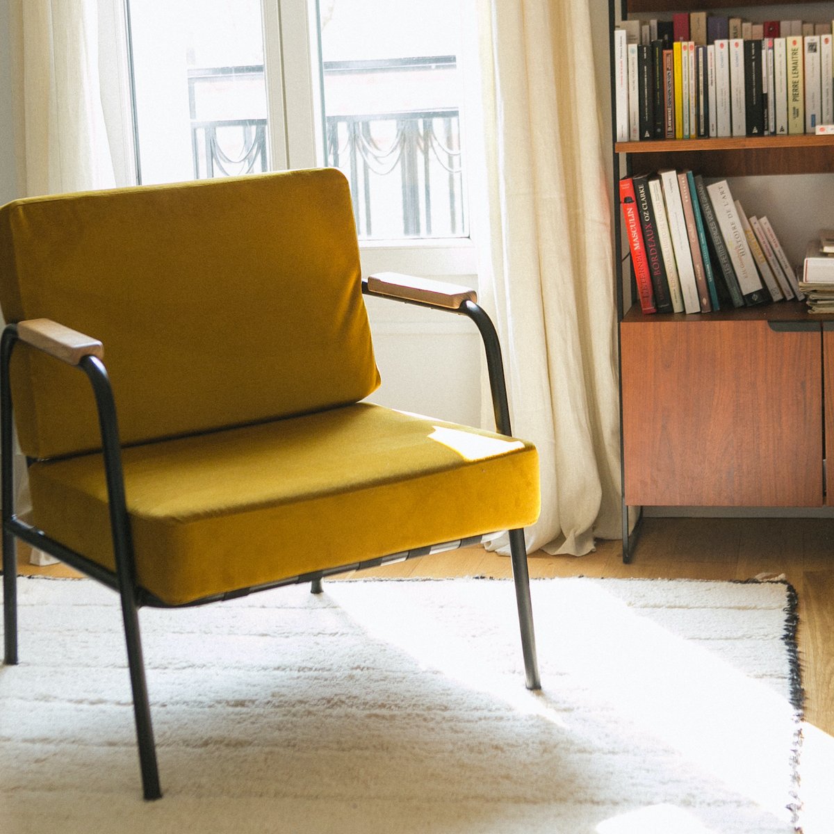 Fauteuil en velours style vintage BARNABÉ jaune ocre, LES GAMBETTES
