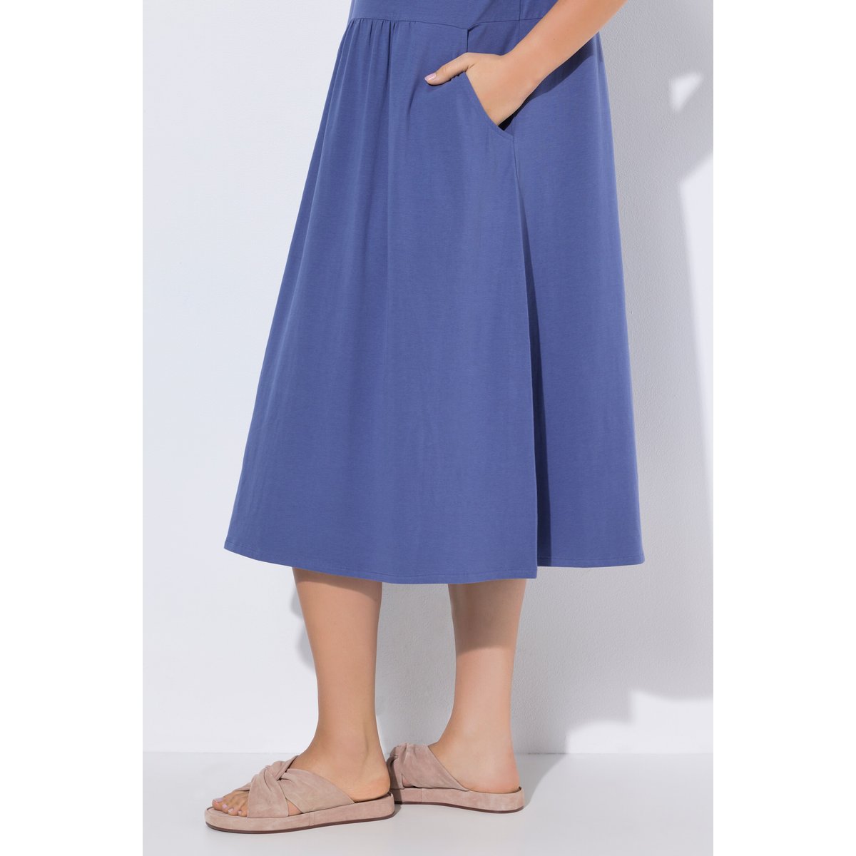 Robe midi en jersey. Décolleté bleu atlantique, ULLA POPKEN