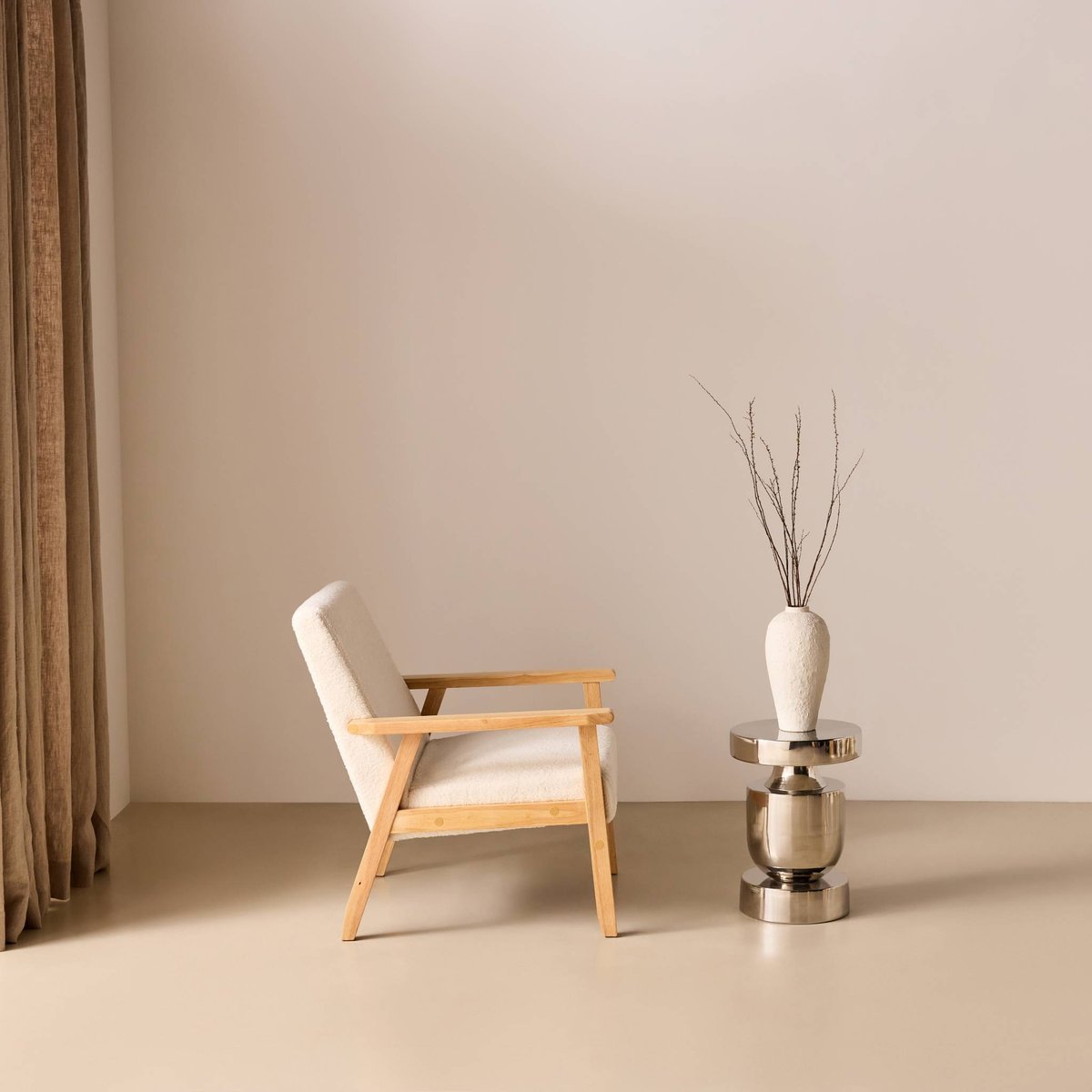 Fauteuil scandinave bois de peuplier, d'hévéa et bouclette ISAK crème, SWEEEK