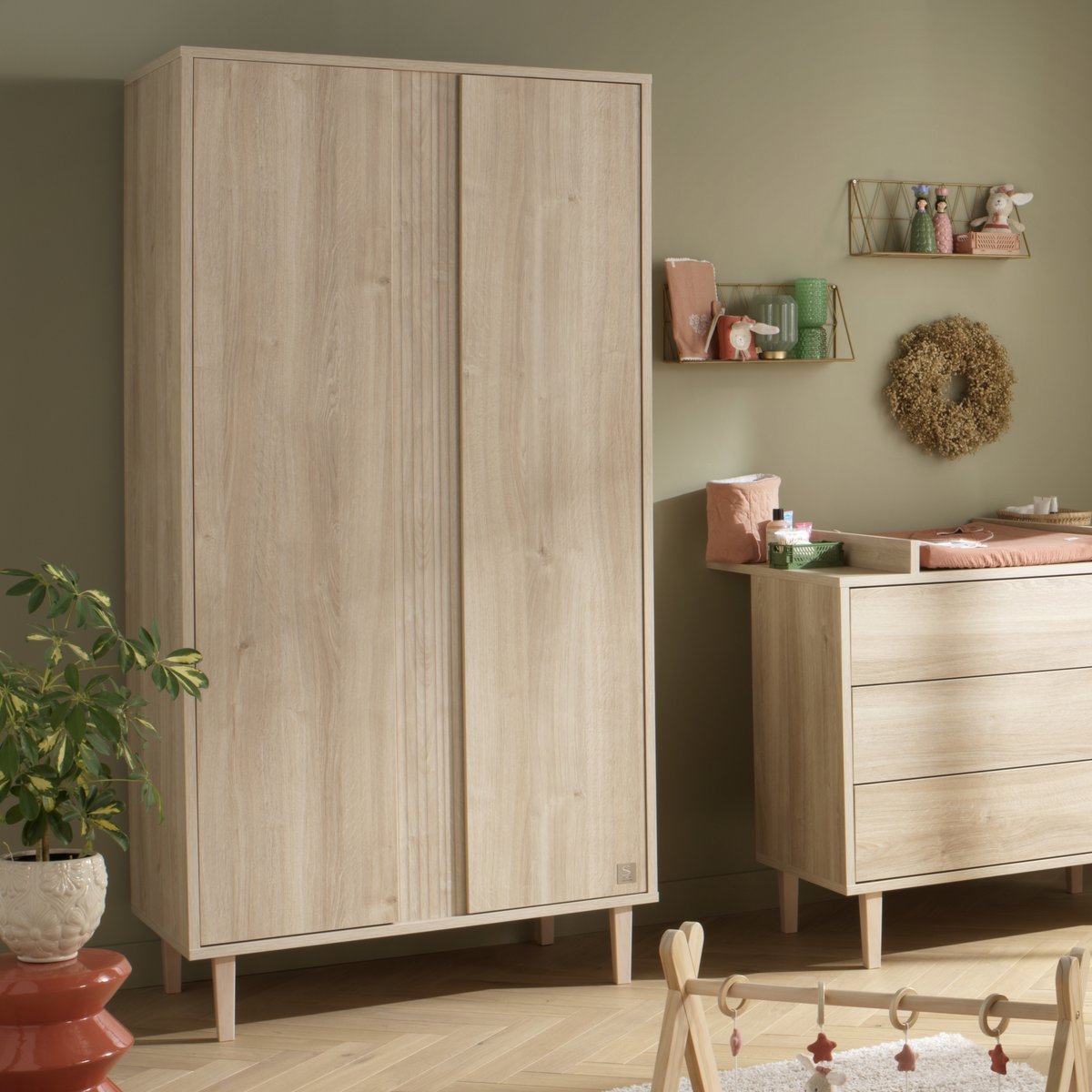 Armoire 2 portes avec détail imitation bois texturé et pieds bois marron, SAUTHON