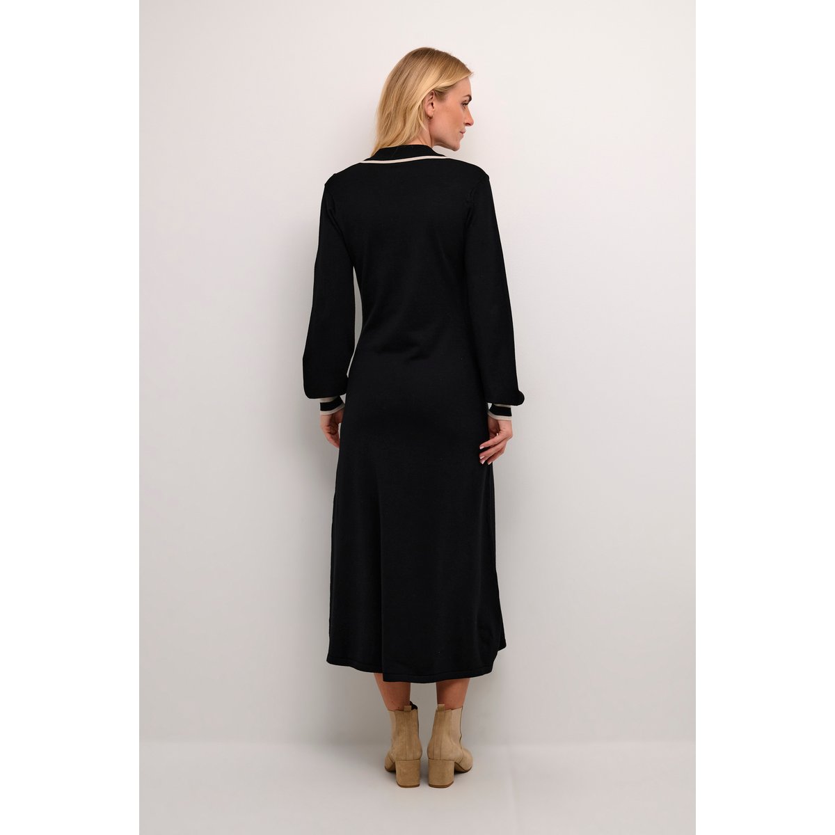 Robe noir pitch black, CREAM