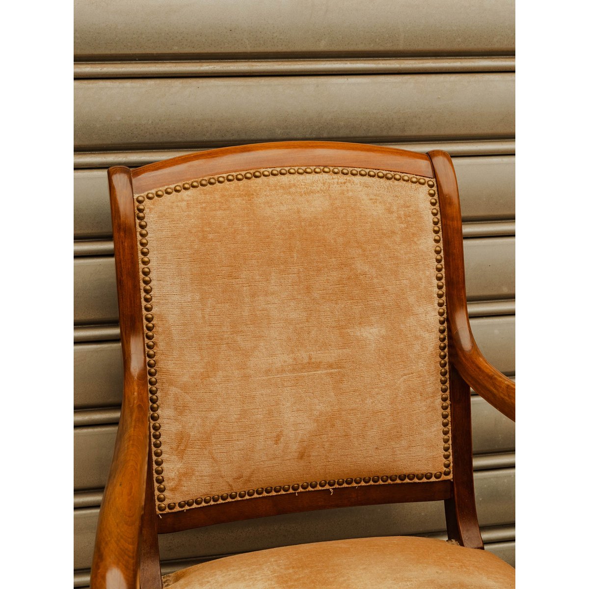 Paire de fauteuils en bois et velours beige Ernest N°1644 - Bon état bois foncé, DEBONGOUT
