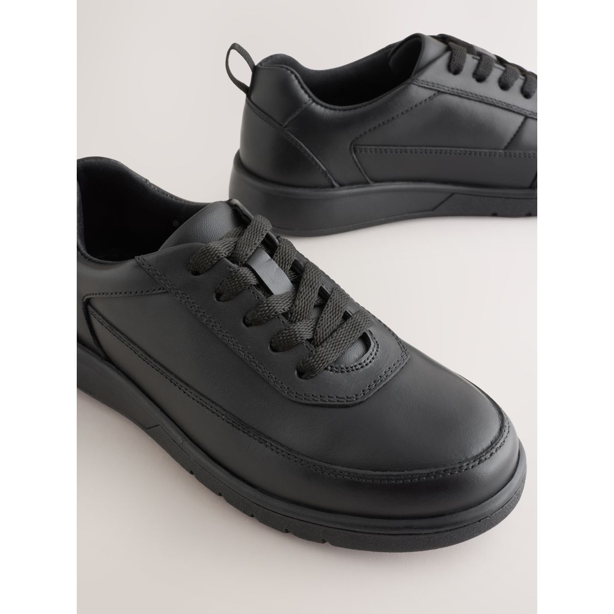 Chaussures d’école à lacets en cuir noir, NEXT