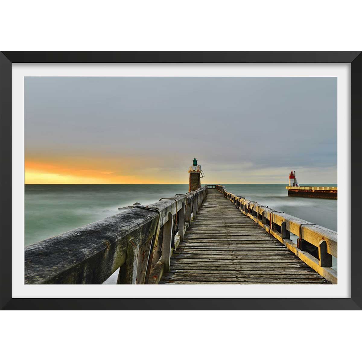 Affiche photo capbreton glassy sous estacade affiche + cadre en bois - noir, HEXOA