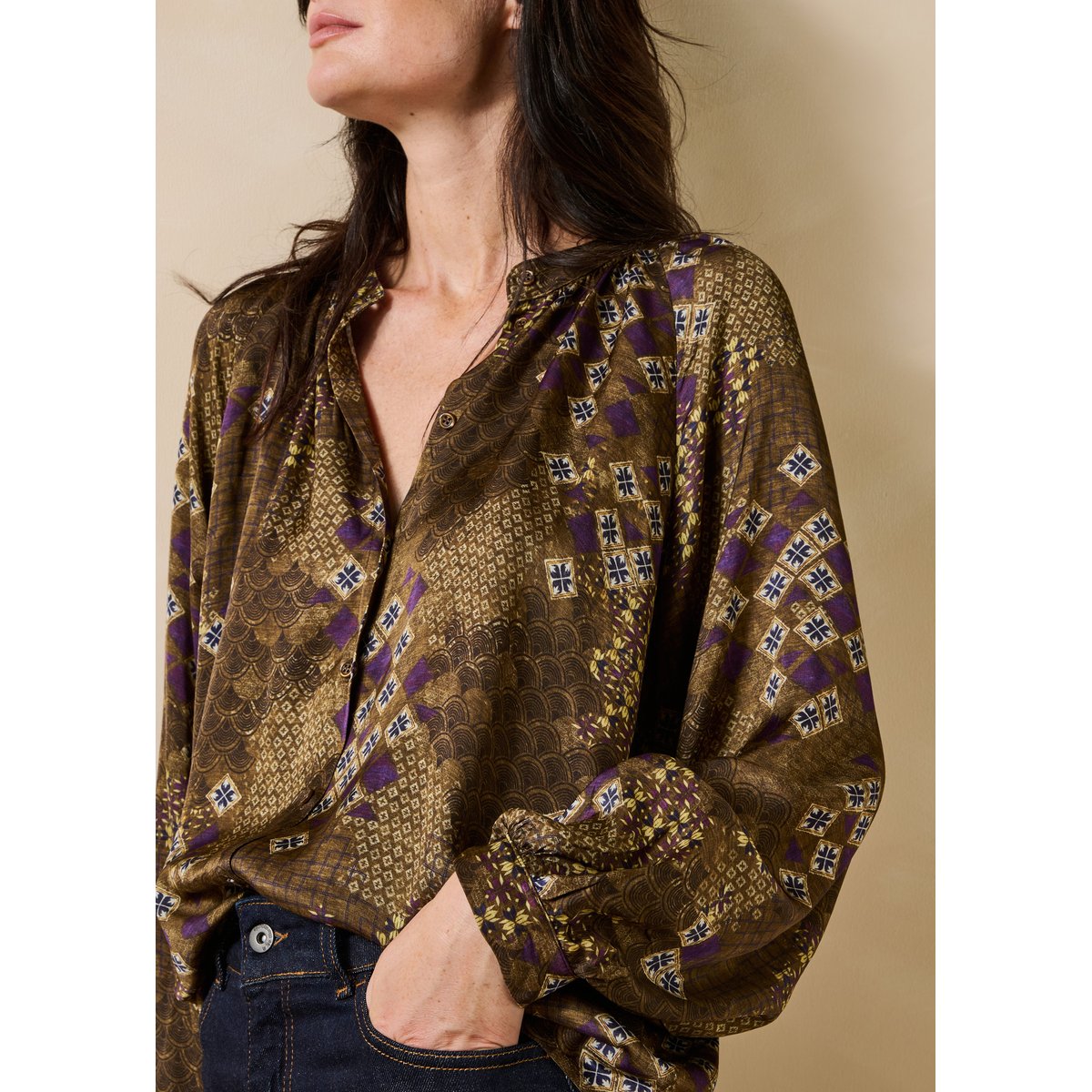 Chemise manches longues col rond en satin imprimé olive/cassis, LA FEE MARABOUTEE
