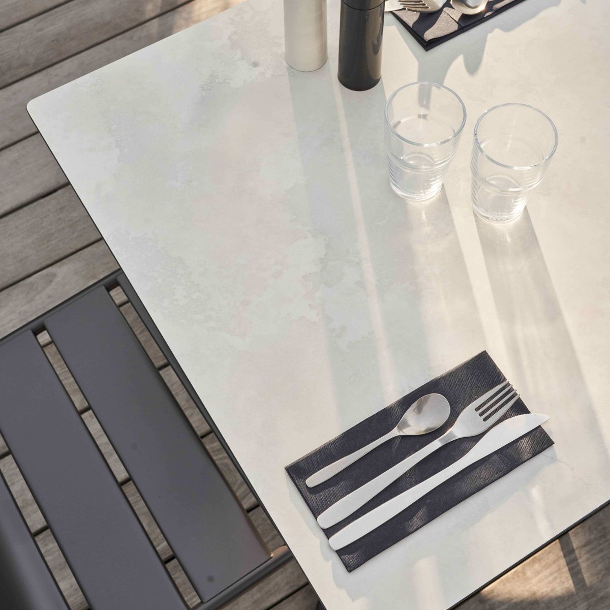 Table inclinable en HPL et 2 chaises en métal gris, OVIALA