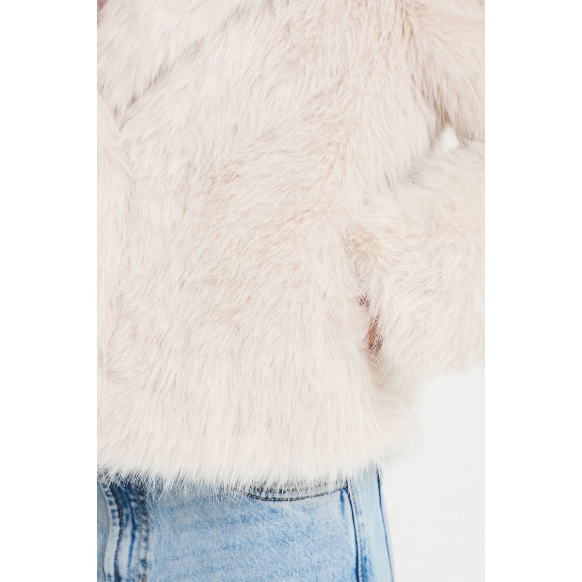 Manteau ivoire, CACHE CACHE