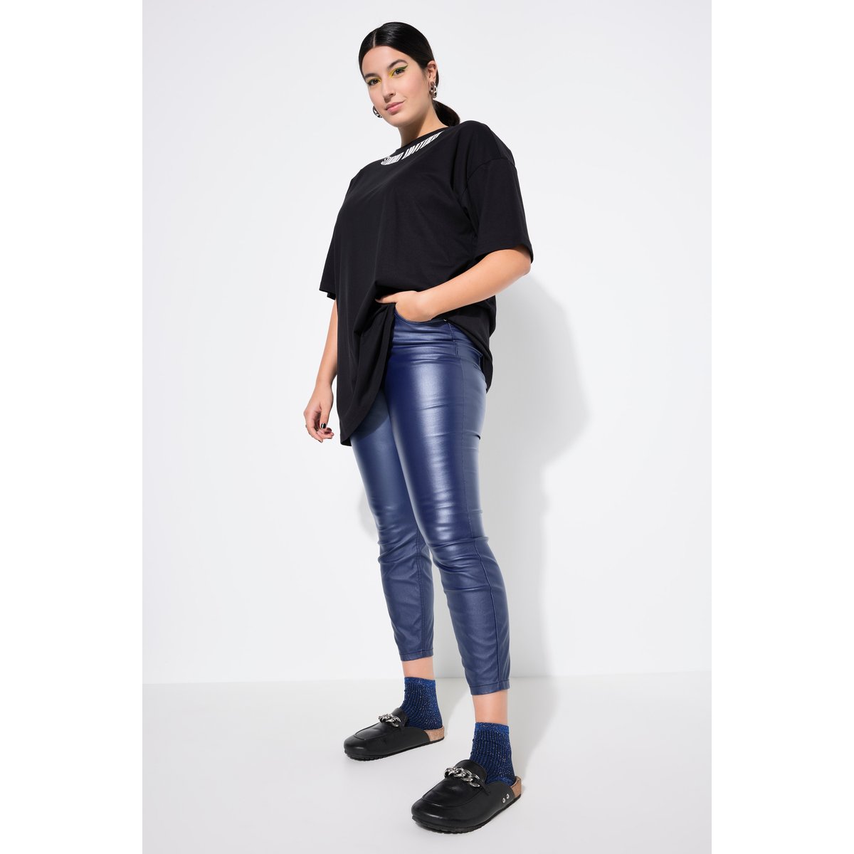 Modèle skinny, tissu enduit, 5 poches marine, STUDIO UNTOLD