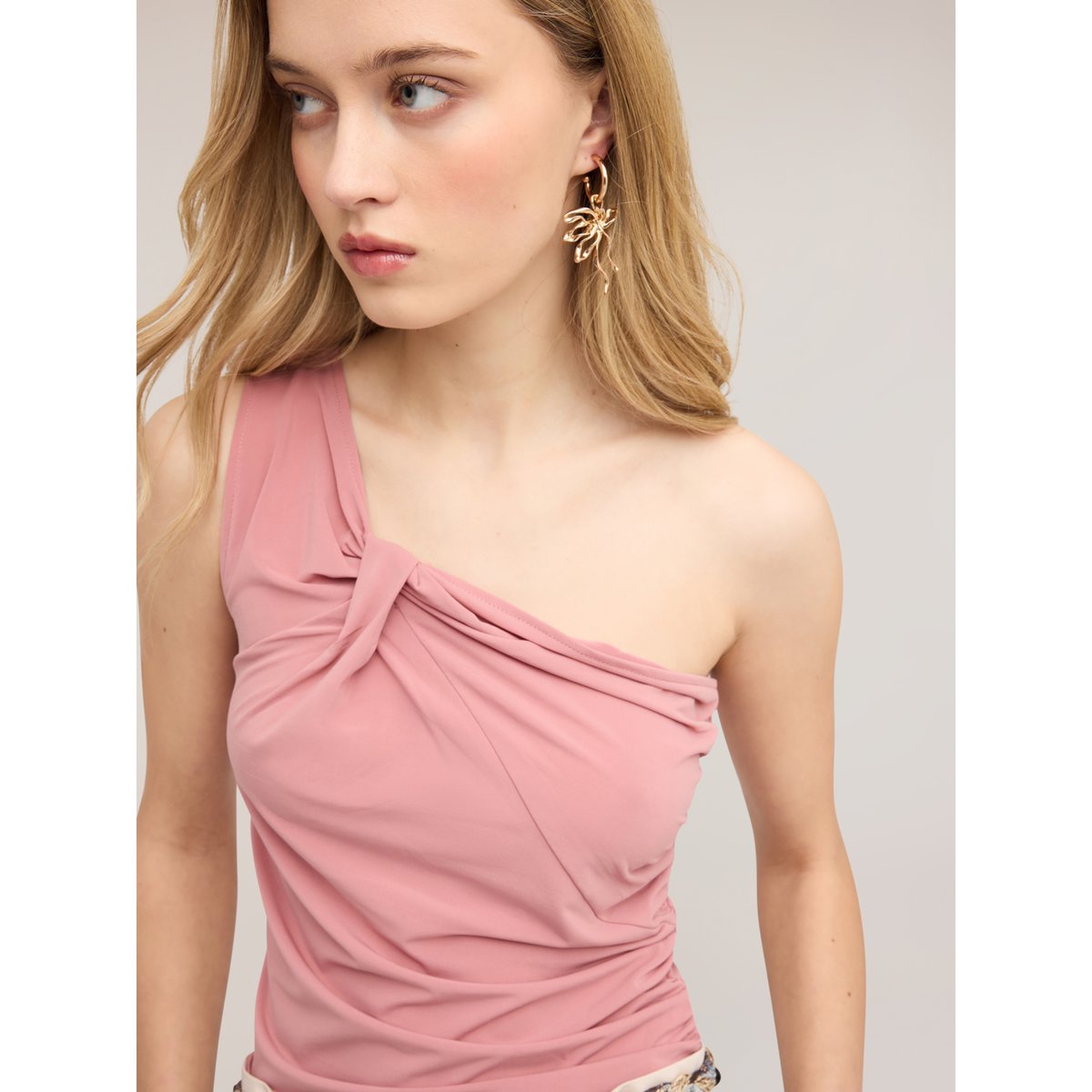 Top asymétrique à une épaule avec drapé rosa cipria, MOTIVI