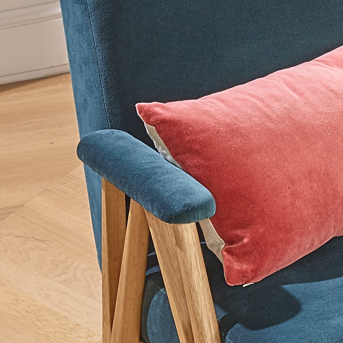 Banquette style scandinave 2 places en hévéa massif et velours WILLY bleu paon, ROBIN DES BOIS