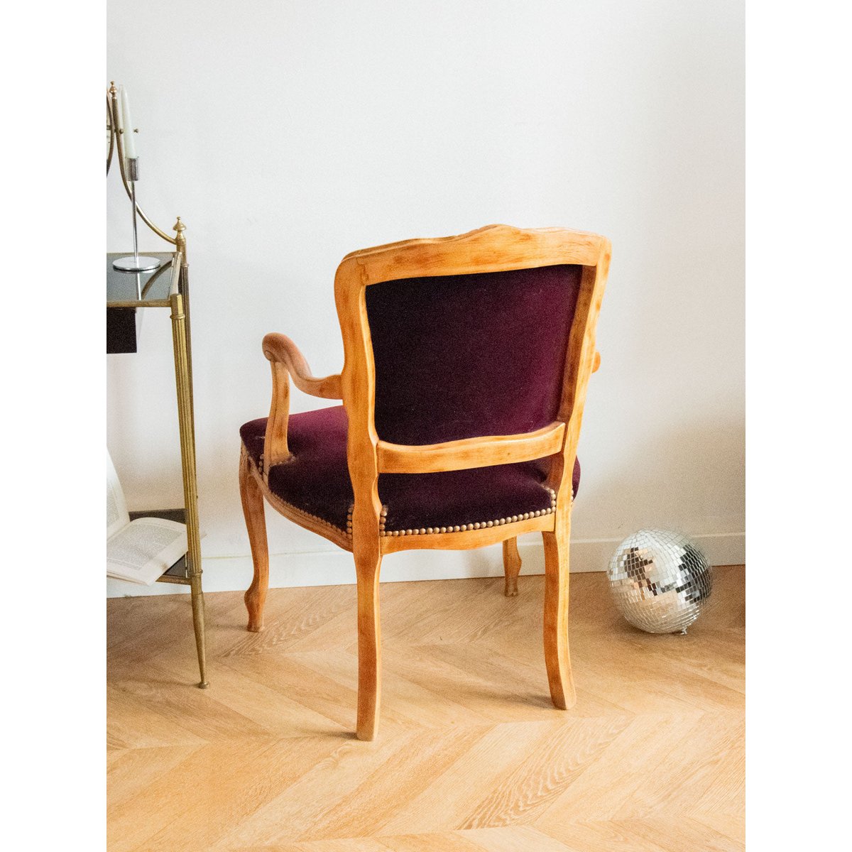 Fauteuil en velours violet Ernest N°689 - Bon état bois clair, DEBONGOUT