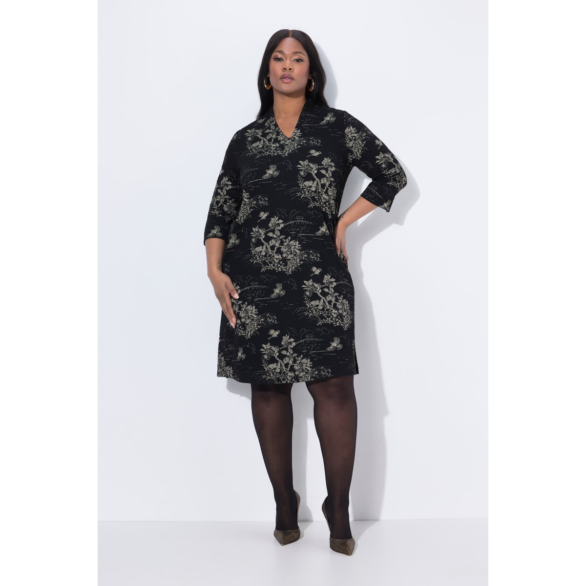 Robe jacquard évasée à col jabot et manches noir, ULLA POPKEN