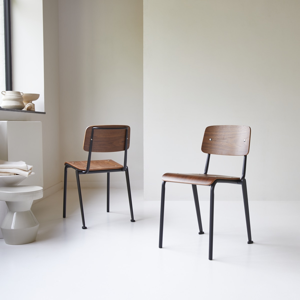 Chaise en Noyer massif, MIO noir, TIKAMOON