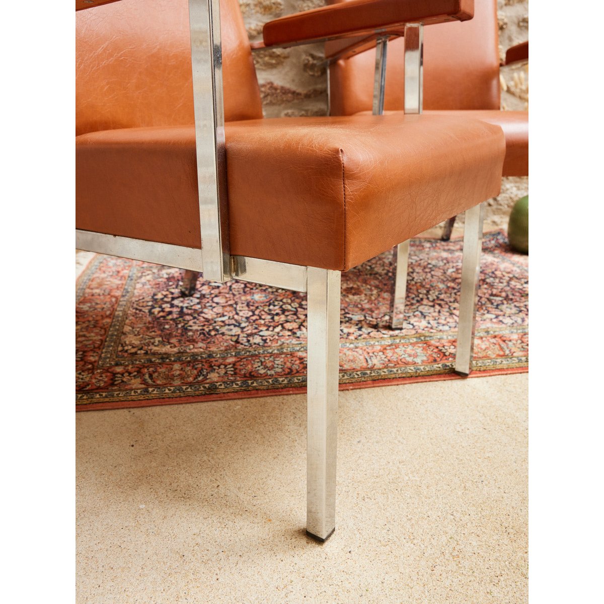 Paire de fauteuils en skaï Jakob N°1188 - Bon état marron, DEBONGOUT