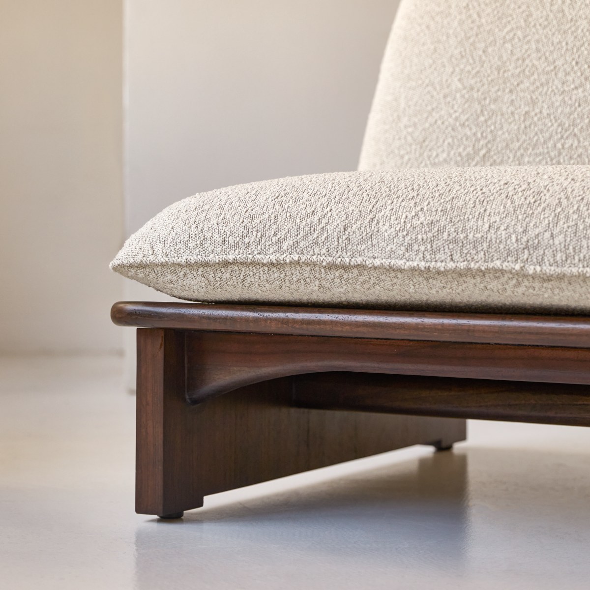 Banquette en Mindi foncé massif, FOLK beige, TIKAMOON