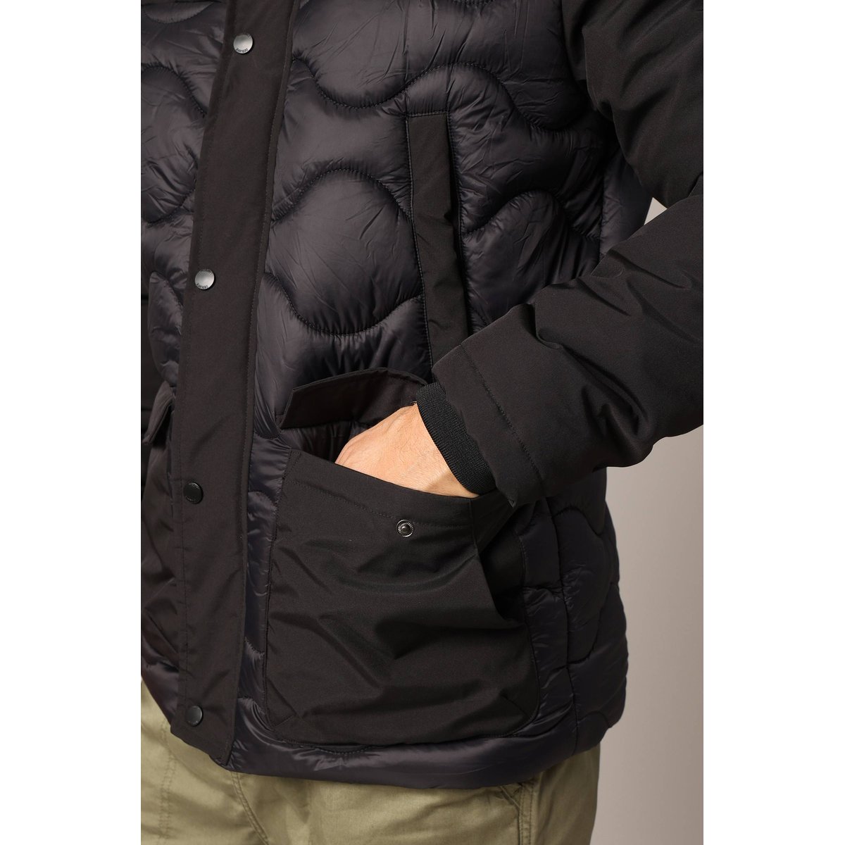 Veste matelassée avec capuche et poches plaquées
CONKERS black, DEELUXE