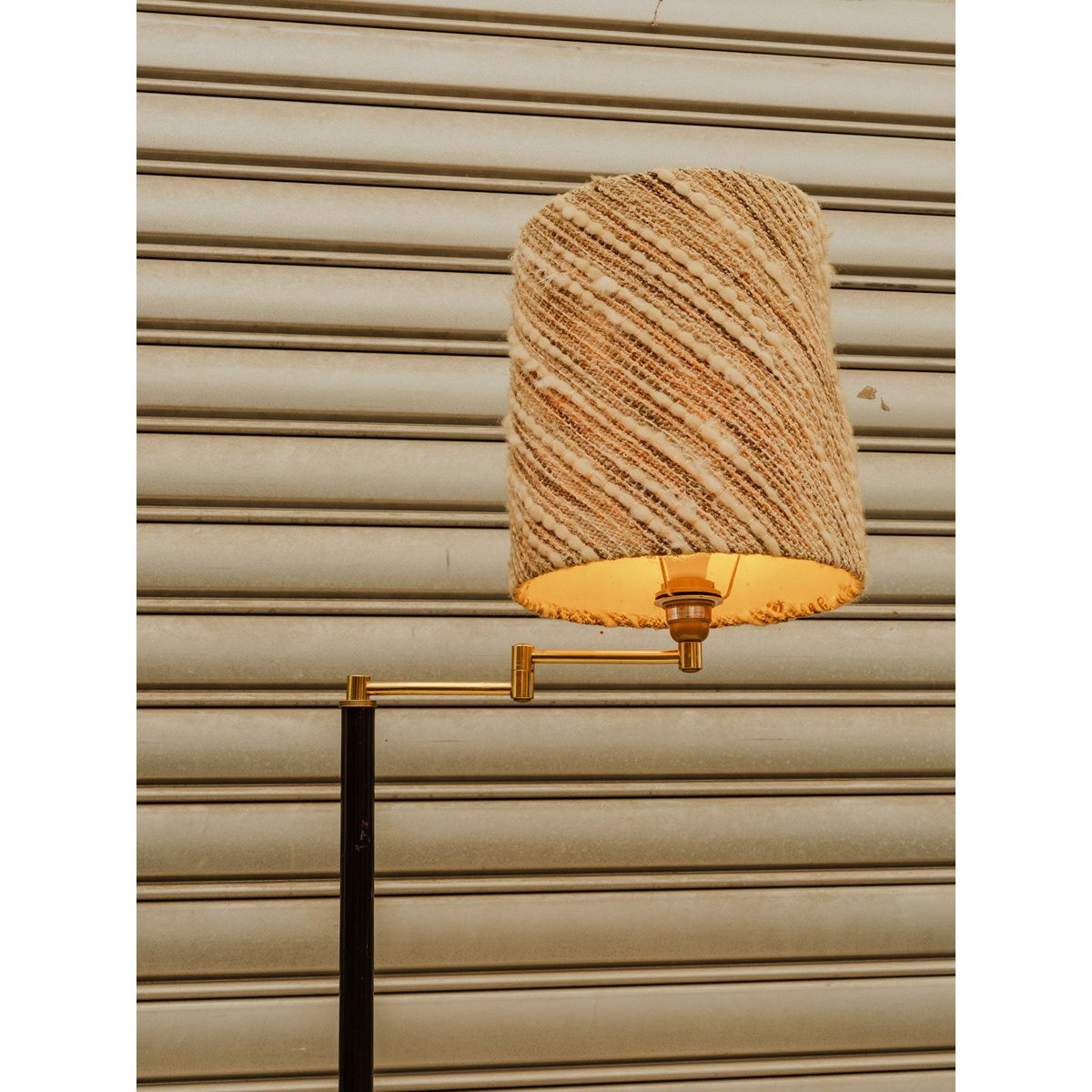 Lampadaire en métal noir et laine beige Julien N°432 - Bon état noir, DEBONGOUT
