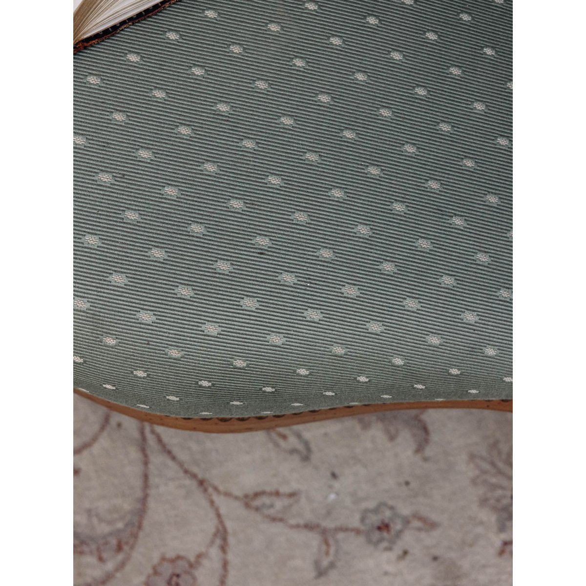 Fauteuil Voltaire confortable Ernest N°1558 - Bon état bois clair, DEBONGOUT
