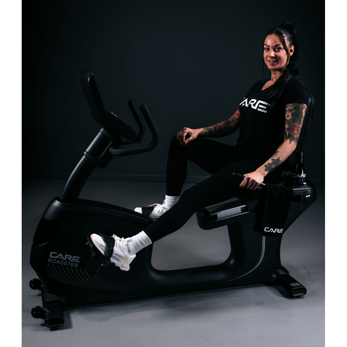 Vélo semi allongé ROADSTER TFT auto-alimenté CARE - ergomètre connecté noir, CARE FITNESS