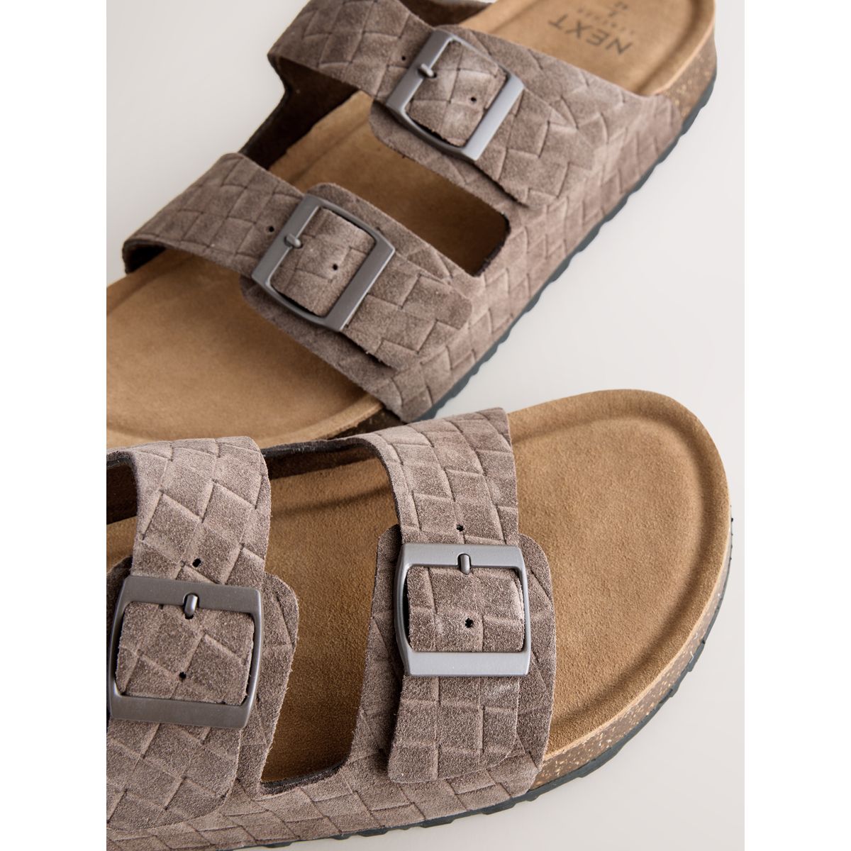 Sandales en daim à 2 boucles et motif relief marron, NEXT