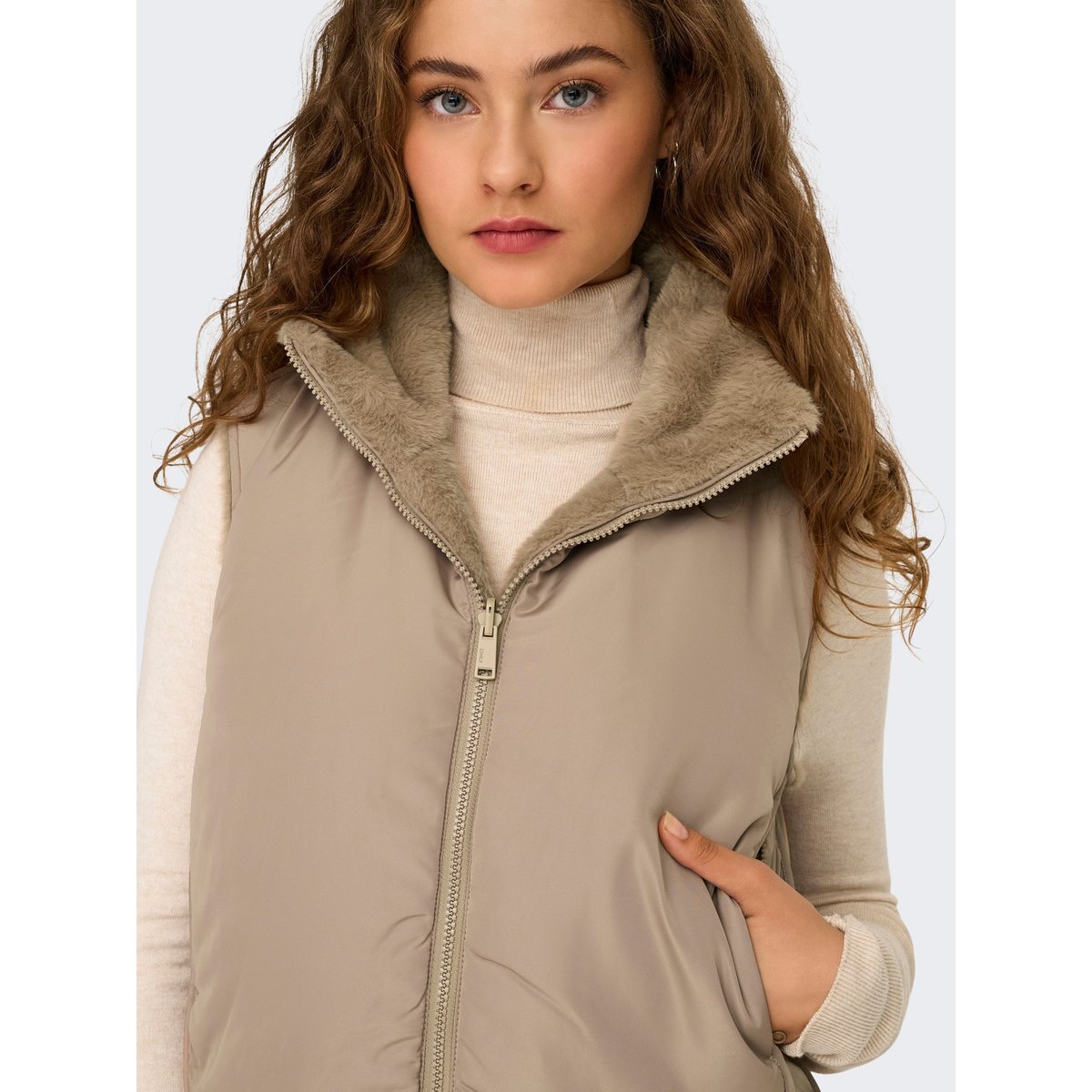 Doudoune sans manches en tissu duveteux silver mink, ONLY