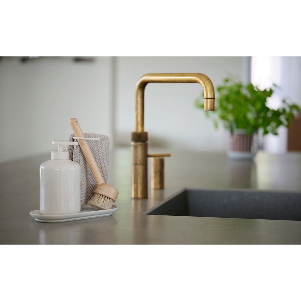 Set de vaisselle pompe brosse et lavette INU blanc cassé, ZONE DENMARK