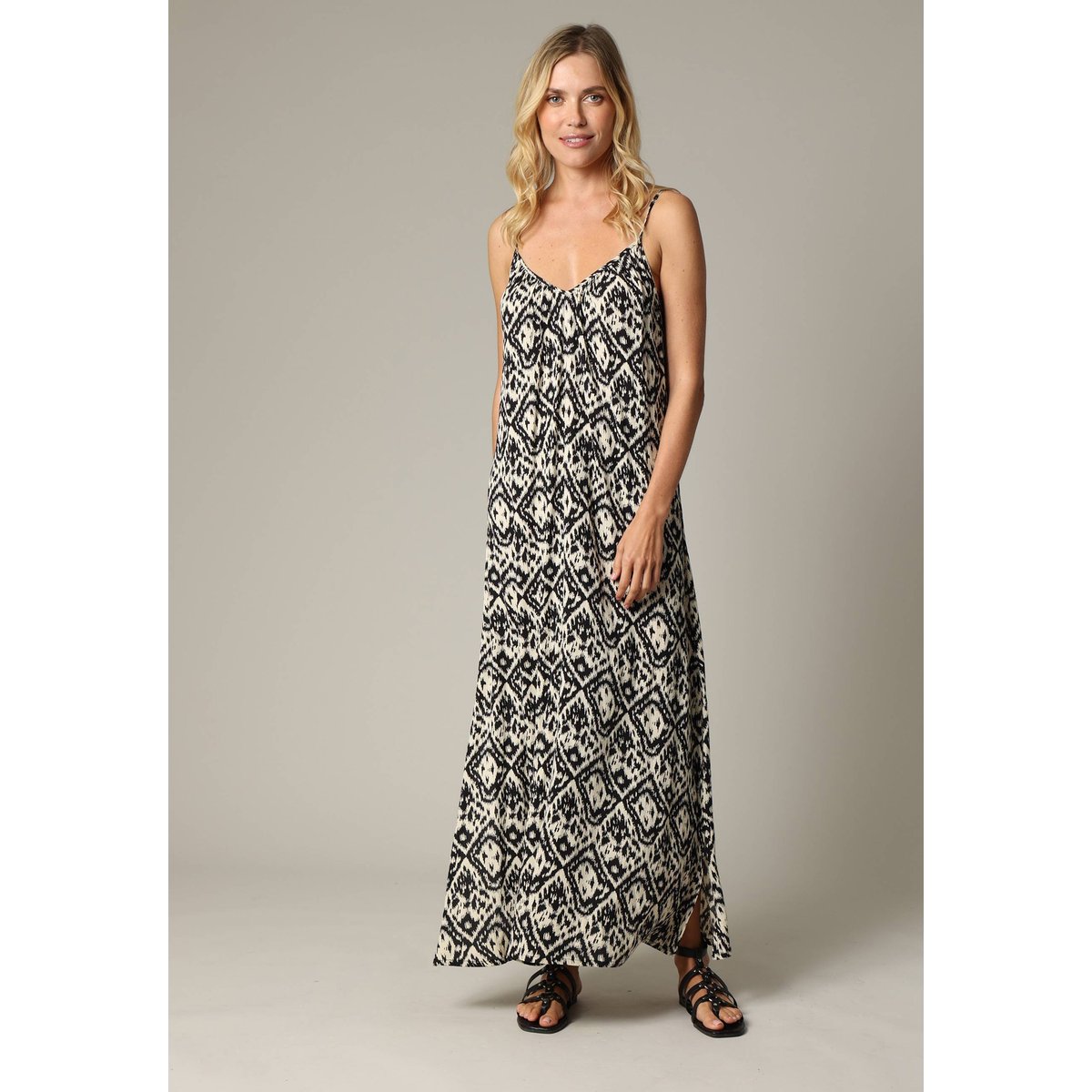 Robe longue ethnique à fines bretelles en crêpe de viscose BILIANA black, DEELUXE